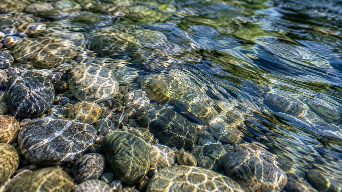 Sonnenlicht auf fliessendem Wasser – Symbolbild, keine Darstellung einer Molekülstruktur